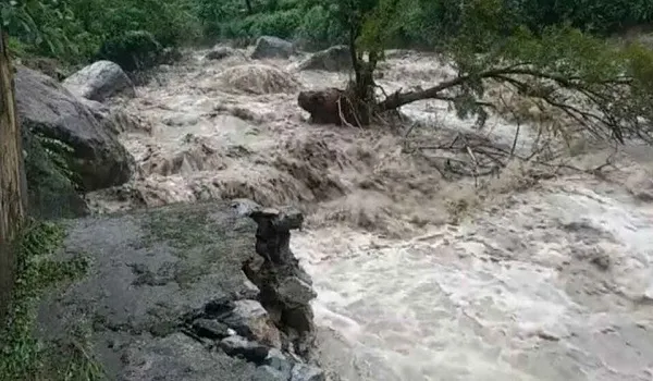हिमाचल प्रदेश के चंबा में अचानक आई बाढ़ में बह जाने से 3 लोगों की मौत की आशंका